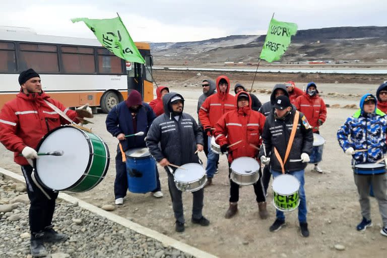 El reclamo en las represas de Santa Cruz de los militantes de la Uocra