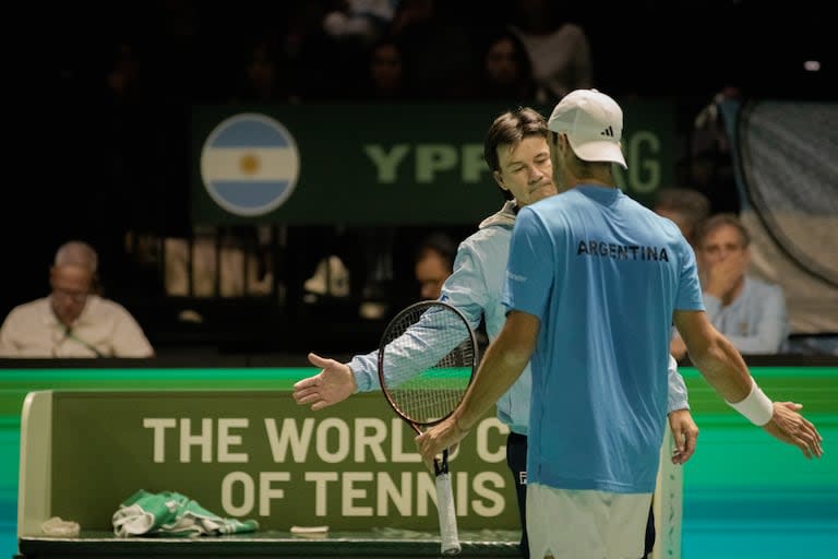 Guillermo Coria, con gesto apenado, y Francisco Cerúndolo, que cayó ante Denis Shapovalov en la fase de grupos de las Finales de la Copa Davis en Manchester