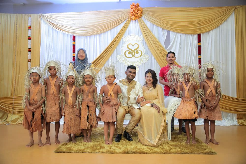 Samuel Isaiah and his wife on their wedding day with his Orang Asli students in 2017. — Picture from Twitter/Samuel Isaiah