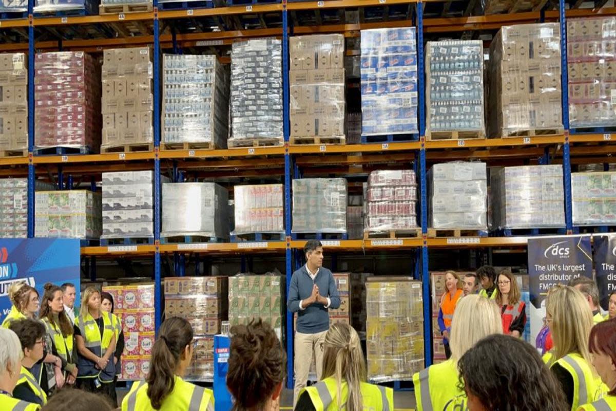 Rishi Sunak answering staff questions at a distribution centre in Banbury <i>(Image: Newsquest)</i>