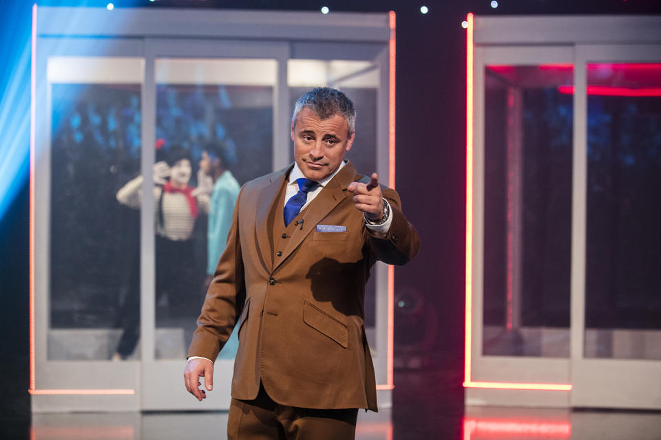 Matt LeBlanc as Matt LeBlanc hosting ‘The Box’ in ‘Episodes’ (Season 5, episode 3) (Photo: Sophie Mutevelian/Showtime)