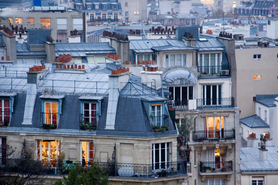 <p>Auch in Frankreich, das auf Platz acht rangiert, ist die Gesetzeslage günstig für ausländische Investoren. Das liegt unter anderem an den zinsgünstigen Darlehen innerhalb des Landes. Ein Nachteil ist allerdings die unstabile Preislage der Immobilien, die in verschiedenen Intervallen Schwankungen unterliegen. </p>