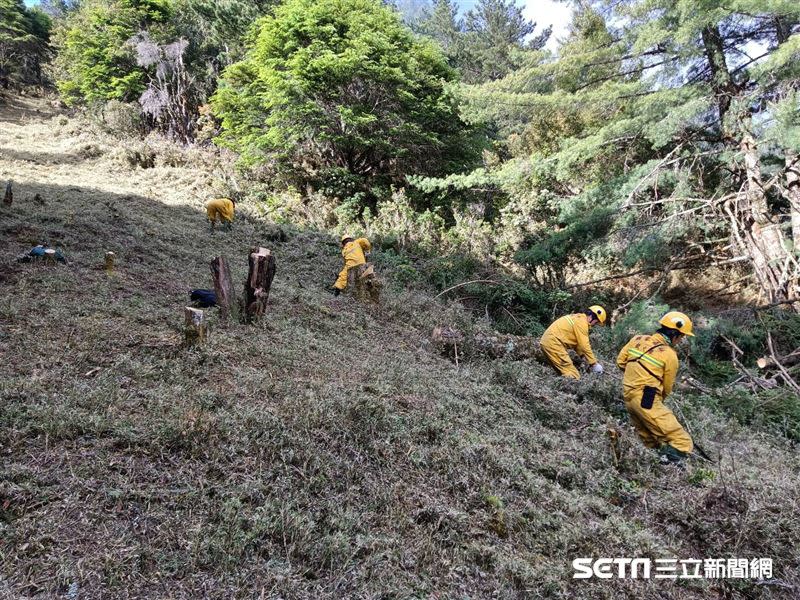 護管員、救災人員克難地救火，每個人身上的制服都充滿煙熏味，讓人看了相當心疼。（圖／林務局嘉義林區管理處提供）