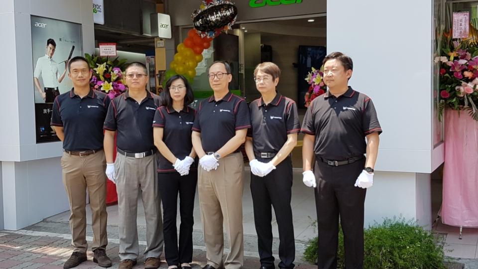 開幕合影-從左至右包括宏碁服務處長蘇玉平.宏碁產品行銷處長張世欣.中間 宏碁台灣區總經理林佳璋.右側宏碁業務總處長 邱睿哲