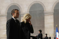 El presidente francés Emmanuel Macron y su esposa Brigitte siguen el ataúd de Charles Aznavour en una ceremonia para honrar al fallecido cantante el 5 de octubre de 2018 en París. Aznavour murió a los 94 años tras una carrera que se extendió por ocho décadas en las que hizo brillar a la canción francesa. (Foto AP/Christophe Ena, Pool)