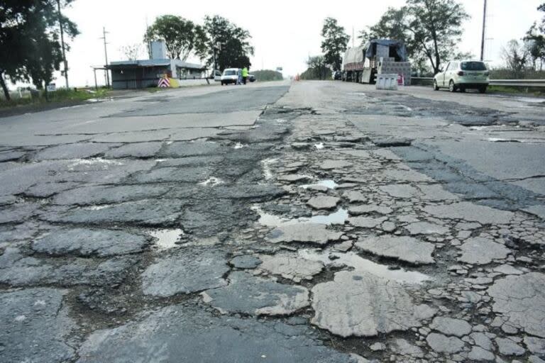 Apenas una muestra del deterioro que sufre la ruta nacional 11 entre San Justo y Reconquista, en Santa Fe