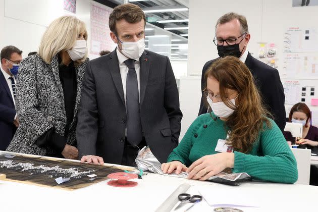 <a href="https://www.parismatch.com/Actu/Politique/Emmanuel-et-Brigitte-Macron-a-la-rencontre-des-savoir-faire-de-la-mode-et-du-luxe-1782741#xtor=AL-23" rel="nofollow noopener" target="_blank" data-ylk="slk:Retrouvez toutes les photos sur ParisMatch.com;elm:context_link;itc:0;sec:content-canvas" class="link ">Retrouvez toutes les photos sur ParisMatch.com</a>