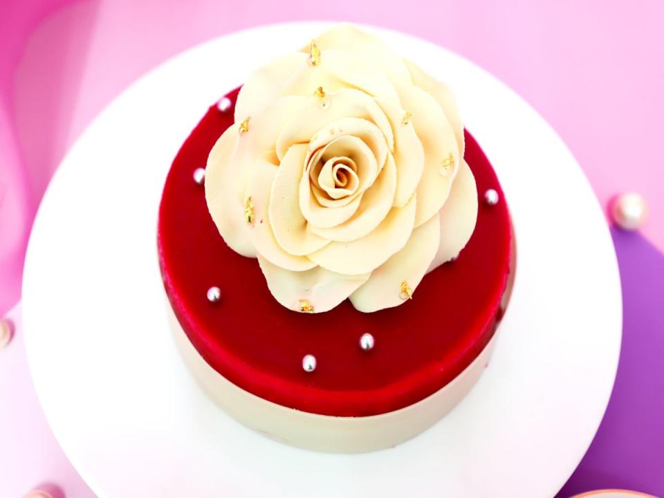 母親節蛋糕除了美味還有高顏值，台中林酒店貴妃荔枝覆盆子蛋糕，有如盛開的白色玫瑰花。（圖：林酒店提供）