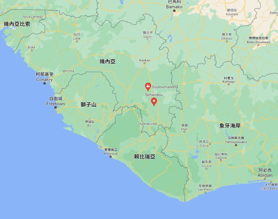 幾內亞的西芒杜山脈（紅標處）有豐富鐵礦，若要海運，最近的港口在獅子山共和國或賴比瑞亞，但目前規劃是建造更長的鐵路到康納克立（Conakry，圖中譯名為柯那基里）。翻攝Google map