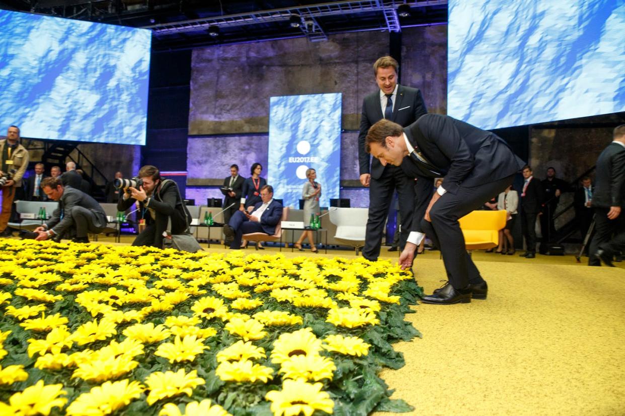 Emmanuel Macron devant un parterre de tournesols, aux côtés du Premier ministre du Luxembourg Xavier Bettel. EU2017EE Estonian Presidency/Raul Mee, <a href="http://creativecommons.org/licenses/by/4.0/" rel="nofollow noopener" target="_blank" data-ylk="slk:CC BY;elm:context_link;itc:0;sec:content-canvas" class="link ">CC BY</a>