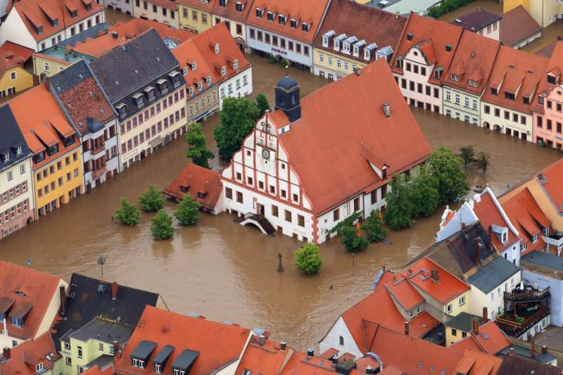 2013年，德國東部格里瑪（Grimma）因豪雨成災，美麗的小鎮泡在水裡，許多人認為這是極端氣候所致（AP）