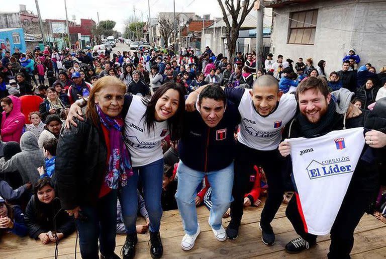 Desde hace muchos años realiza acciones sociales: festeja los días del niño y apadrina comedores en zona norte