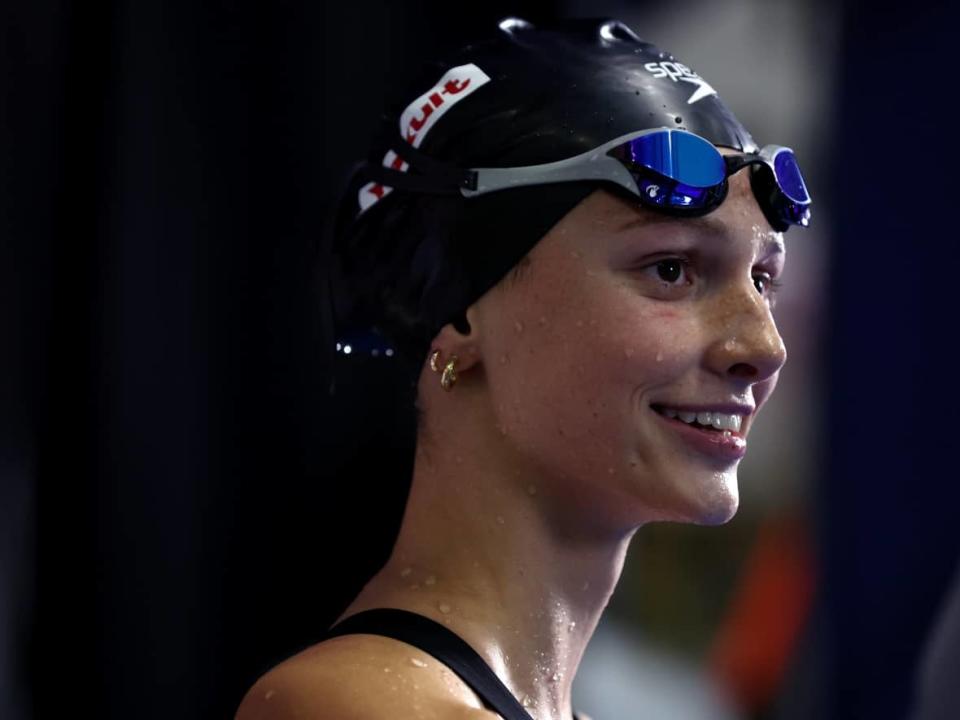 Mcintosh Lowers Canadian Record Ledecky Breaks World Record In Women S 800m Freestyle At World Cup