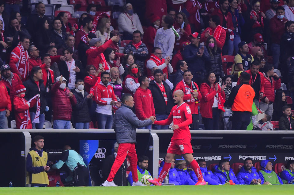 Ignacio Ambriz saludando al jugador Carlos González en un partido con Toluca de enero de 2023. (Cesar Gomez/Jam Media/Getty Images)