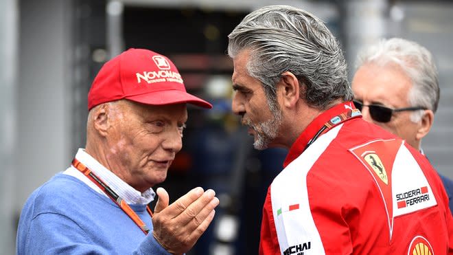 Niki Lauda (l.) im Gespräch mit Ferrari-Teamchef Maurizio Arrivabene (r.)