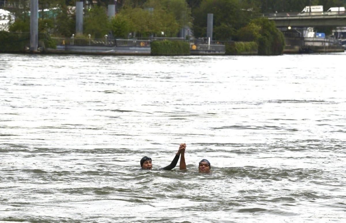 Un ministre français a nagé dans la Seine pour prouver que c’était propre