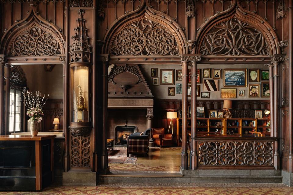 Drawing room at the Chicago Athletic Association Hotel