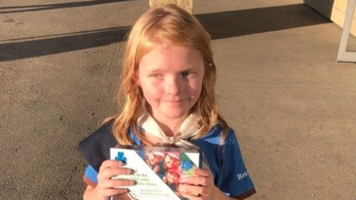 Niña de 9 años que vendió galletas a las afueras de una tienda de cannabis en Edmonton, Canadá.