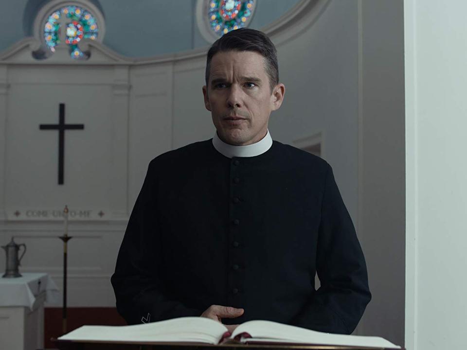 <h3>三、《First Reformed 牧師的最後誘惑》</h3><p>爛番茄新鮮度：93%</p><p>IMDB：7.1/10</p><p>導演：《狗咬狗》保羅許瑞德</p><p>演員：《年少時代》伊森霍克（Ethan Hawke）、《媽媽咪呀》亞曼達賽佛瑞（Amanda Seyfried）</p><p>劇情介紹：牧師恩斯特托勒（伊森霍克 飾）在紐約北部一個人過著孤單的生活，他的脾氣很臭、個性很嚴肅。他與鎮上一位居民瑪麗（亞曼達賽佛瑞 飾）產生交集，她請牧師去勸戒丈夫麥可，在勸戒的過程中，托勒內心的平衡也被打亂。</p><cite>imdb</cite>