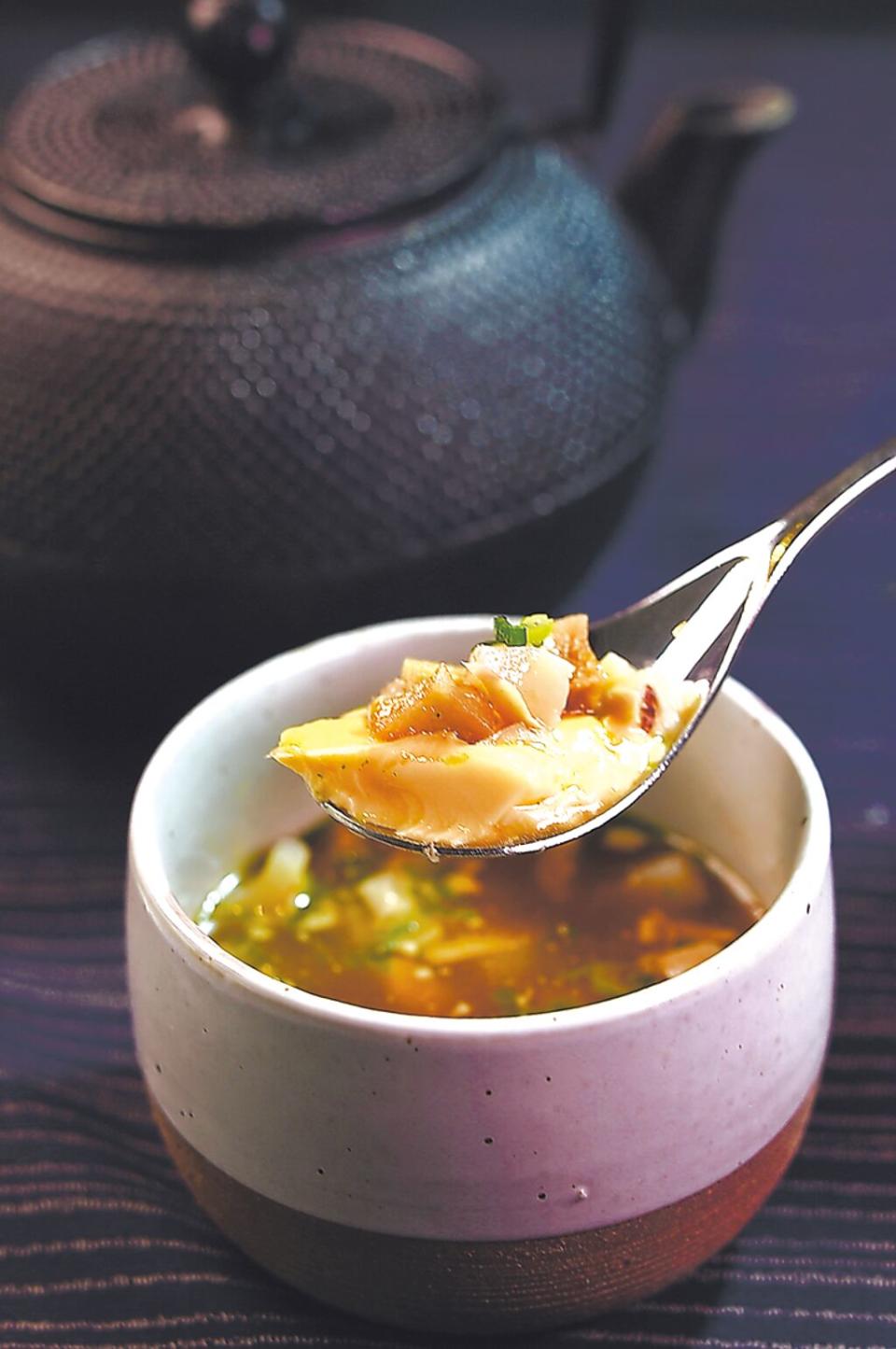用〈水炊鍋〉發想熬製的〈湯〉，碗的底部是以布蕾做出蒸蛋效果，上有黑羽土雞肉絲，以及切丁蒸熟的美人蕉根莖。圖／姚舜