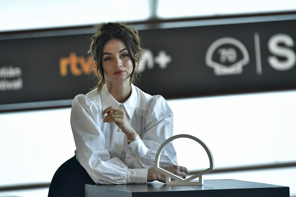 La actriz Ana de Armas en una sesión fotográfica en la 70a edición del Festival de Cine de San Sebastián, en San Sebastián, en el norte de España, el 24 de septiembre de 2022. (Foto AP/Álvaro Barrientos)