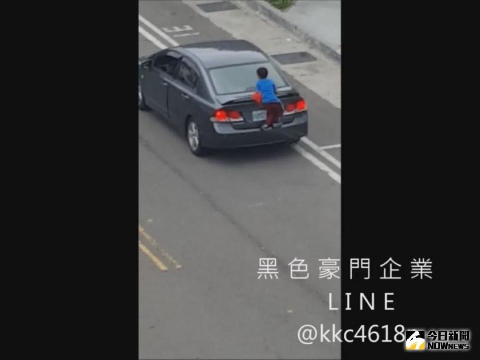 ▲男童趴在車尾，不斷拍打車窗，哭喊要媽媽停車。（圖／翻攝自黑色豪門企業臉書 , 2018.04.03）