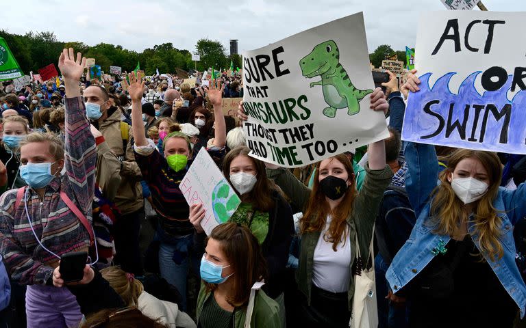 "Seguro que los dinosaurios pensaron que también tenían tiempo ..." dice una de las pancartas de la huelga climática global de Fridays for Future en Berlín, el 24 de septiembre de 2021