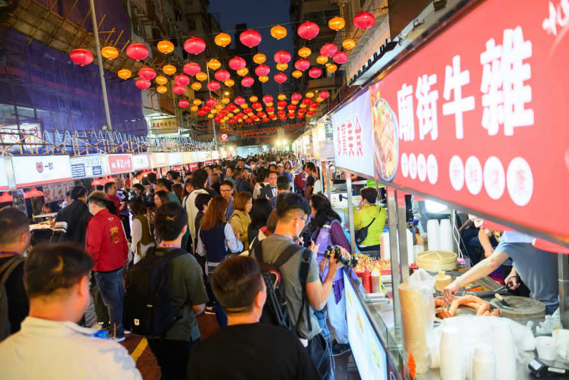 前往廟街美食街可帶媽媽吃遍各類港式街頭美食。（圖／香港旅遊發展局提供）