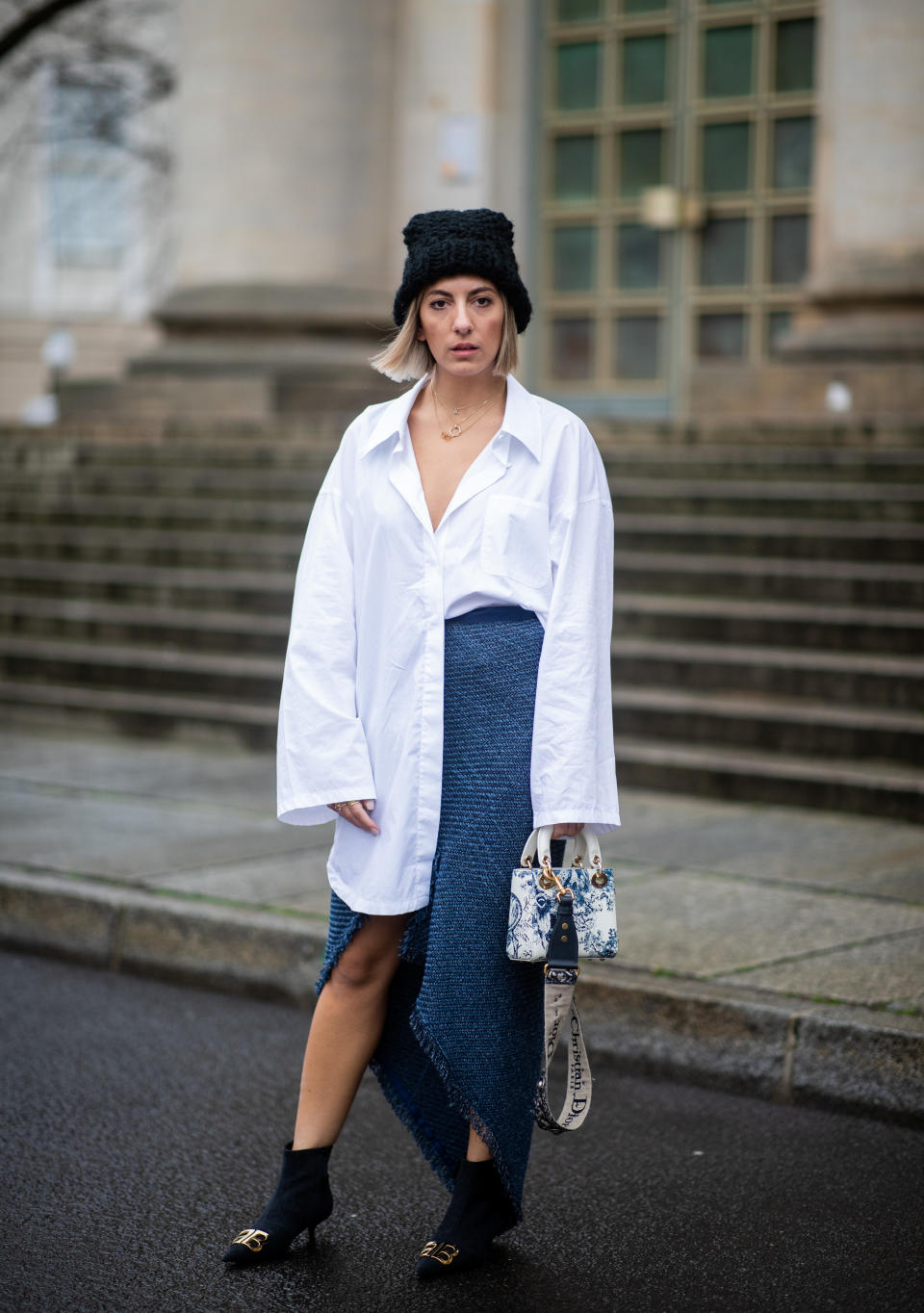 Aylin Koenig überzeugt mit übergroßer Bluse (Bild: Getty Images)