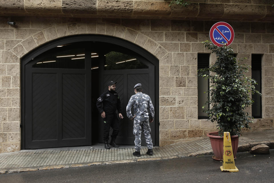 Un guardia de seguridad privado habla con un policía en la residencia del expresidente de Nissan Carlos Ghosn, el martes 31 de diciembre de 2019, en Beirut, Líbano. (AP Foto/Maya Alleruzzo)
