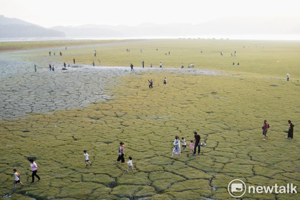 遊客們在日月潭大竹湖進水口附近湖底拍網美照、遊玩或是看夕陽，現場超歡樂、場面超現實！   圖：張良一/攝（資料照片）