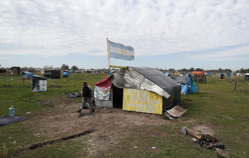 Familias ocupan tierras en las afueras de la ciudad de Buenos Aires