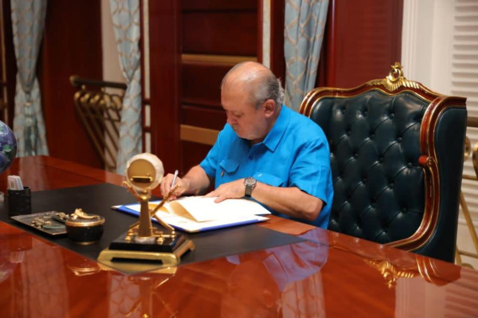 Johor Ruler Sultan Ibrahim Sultan Iskandar signing the letter for the dissolution of the state assembly after he consented to it, January 22, 2022. &#x002014; Picture courtesy of Johor Royal Press Office (RPO)