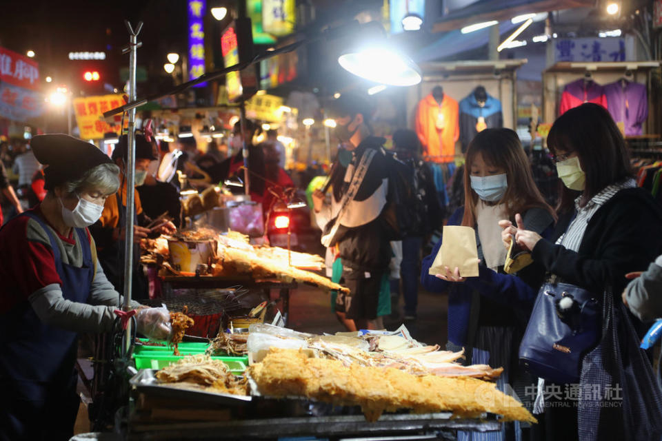 中央流行疫情指揮中心10日宣布，即日起夜市等處實施人流管制，台北市夜市自治會對此指出，多數攤商已戴口罩，至於人流管制，應視夜市地點調整作法。圖為台北廣州街夜市10日晚間人潮。（中央社）