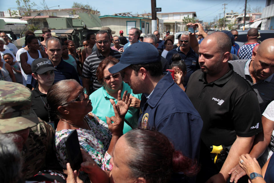 El gobernador de Puerto Rico en uno de los puntos de distribución de ayuda humanitaria. REUTERS/Alvin Baez