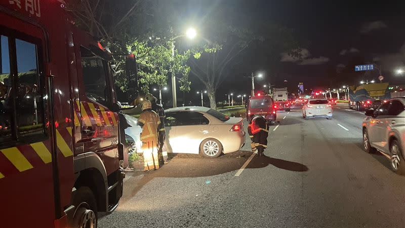 高雄前鎮區昨晚發生離奇車禍，只見肇事車輛，未見人影。（圖／翻攝畫面）