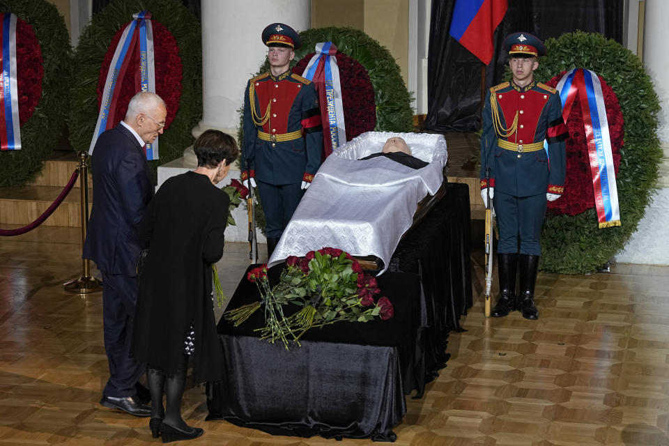 Varias personas, junto al féretro del exlíder soviético Mijaíl Gorbachov, instalado en la Sala de las Columnas de la Casa de los Sindicatos, antes de su funeral, en Moscú, Rusia, el 3 de septiembre de 2022. (AP Foto/Alexander Zemlianichenko)