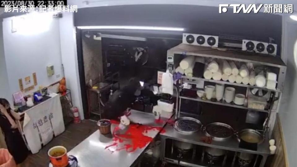 2名歹徒將紅漆潑在廚房的檯面上。（圖／記者爆料網）