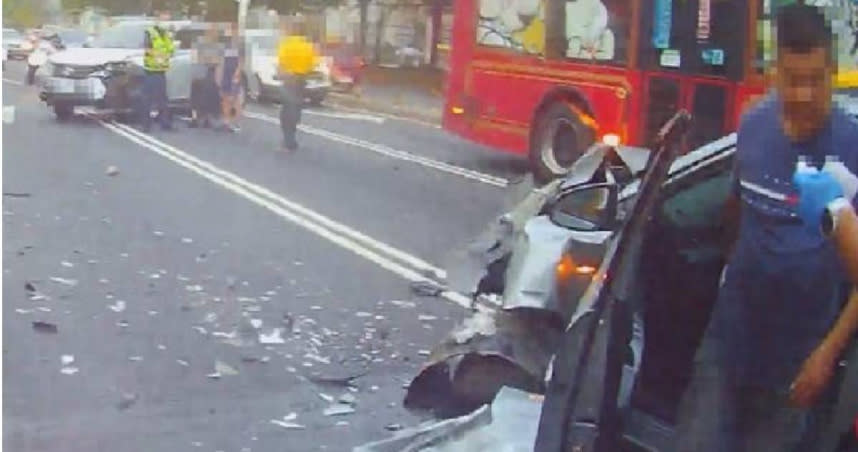 嘉義市驚傳3車車禍，肇事車輛車頭全毀輪胎和鋼圈爆裂，事故造成3人受傷。（圖／翻攝畫面）