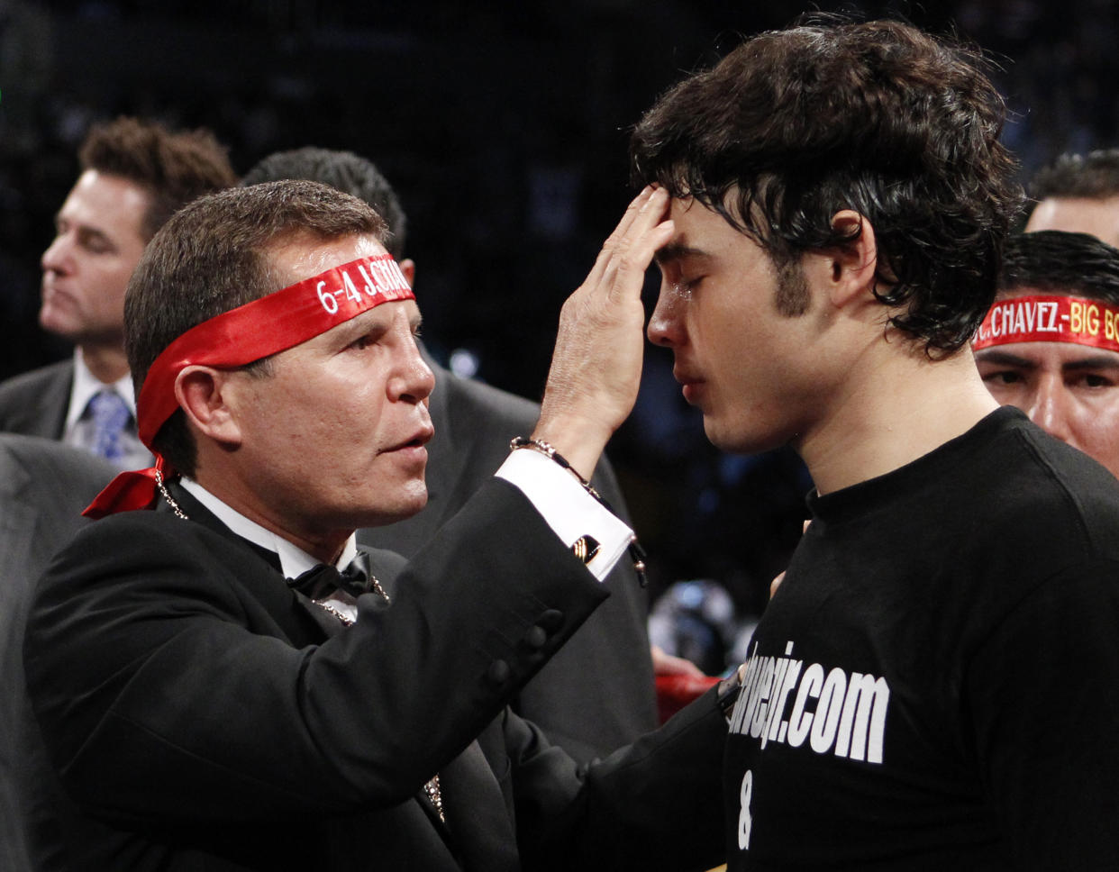 Julio Cesar Chavez y su hijo Julio Cesar Chavez Jr. antes de una pelea en 2011. REUTERS/Danny Moloshok 