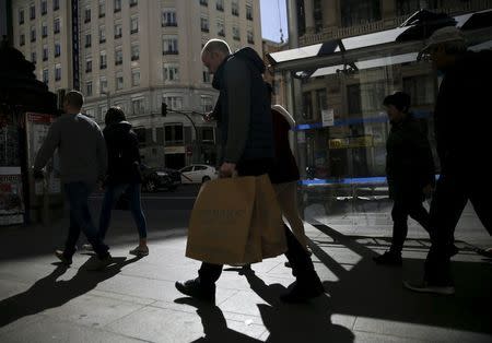 People carry shopping bags at a shopping district in Madrid, Spain, March 3, 2016. REUTERS/Andrea Comas