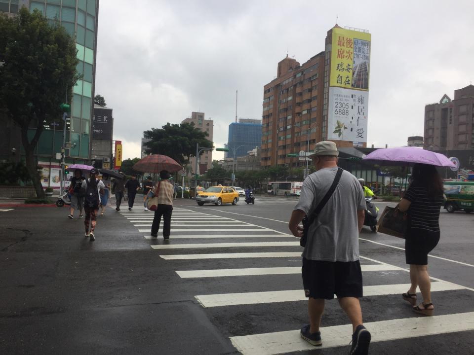 因大氣環境不穩定，北部、東半部地區及恆春半島有斷斷續續的降雨，中南部雲量也會變多。   圖：閻芝霖/攝