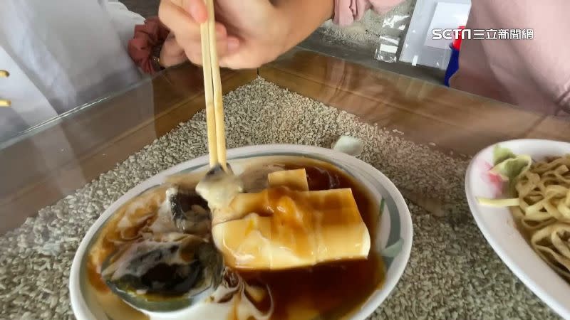 美乃滋搭上皮蛋豆腐是嘉義在地吃法。