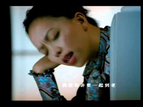 <h3>《不顧一切》：入圍一項第12屆金曲獎</h3><p><strong>入圍獎項：最佳國語女演唱人</strong></p><p>或許《不顧一切》這張專輯並不是人們談到張惠妹時必提的作品，但這張專輯卻能聽到音樂圈數十位首屈一指的製作人為張惠妹量身打造的音樂，收錄了像是陶喆、張宇、陶大煒、伍思凱、袁惟仁、姚謙、許常德，還有遠在天邊的張雨生的跨刀之作。</p><p><a href="https://www.youtube.com/watch?v=oufUB3LTjMQ" rel="nofollow noopener" target="_blank" data-ylk="slk:See the original post on Youtube;elm:context_link;itc:0;sec:content-canvas" class="link ">See the original post on Youtube</a></p><cite>豐華唱片ForwardMusic@Youtube</cite>