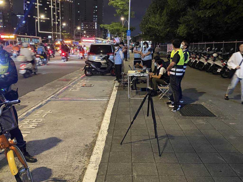 北市出動大批警力維護交通秩序，更出動環保局稽查5年以上的機車。（圖／中國時報游念育攝）