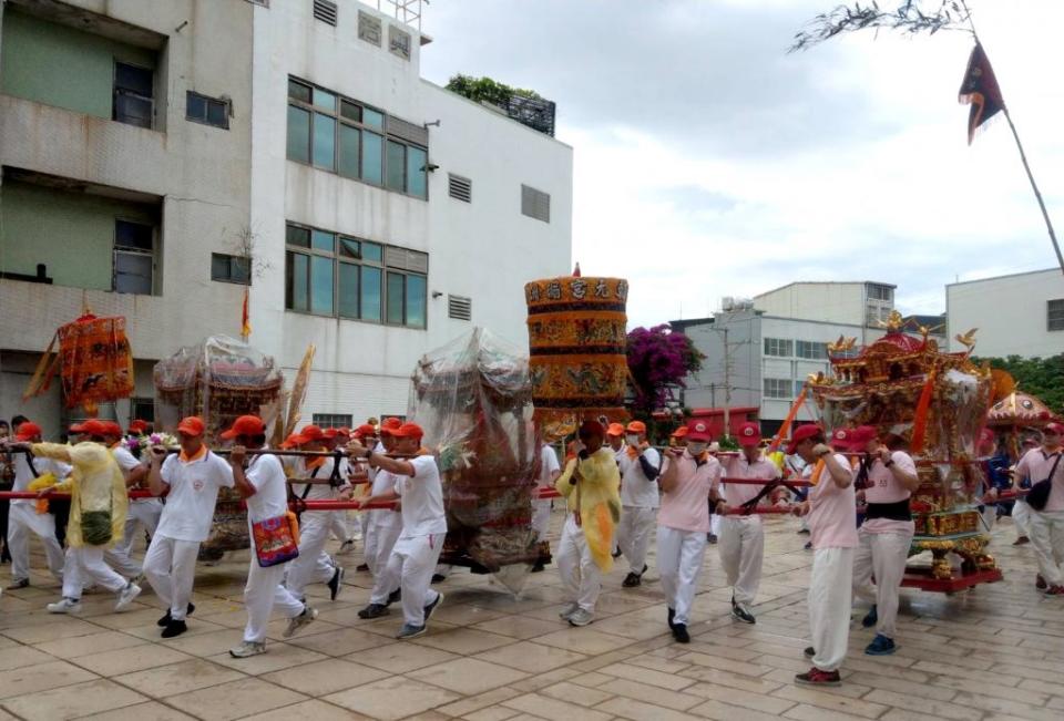 遶境隊伍徒步返回梧棲路老街，其他各廟宇神轎「跑大轎」迎接。（記者陳金龍攝）