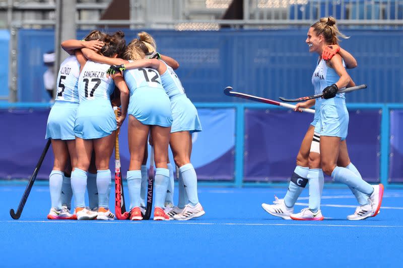 Foto del lunes de las integrantes de la selección argentina de hockey sobre césped femenino celebrando el triunfo sobre Alemania.