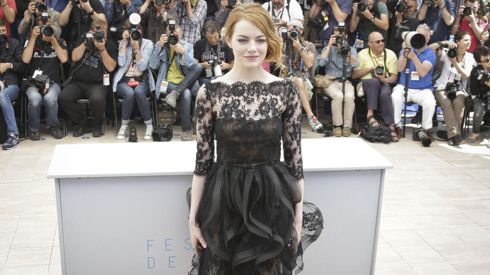 Emma Stone in einer verspielten Variante des Kleinen Schwarzen