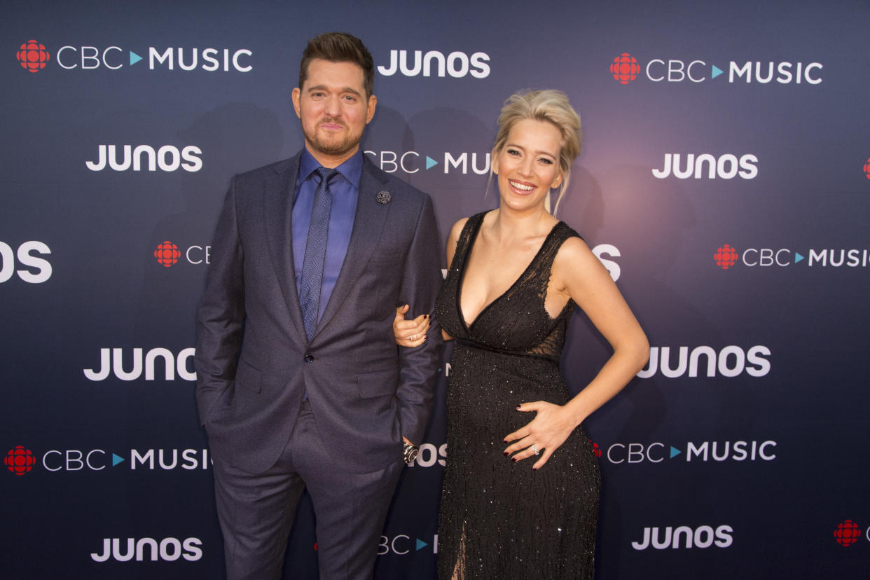 Michael Bubl&eacute; and his wife, Luisana Lopilato,&nbsp;walk the red carpet at the 2018 Juno Awards.