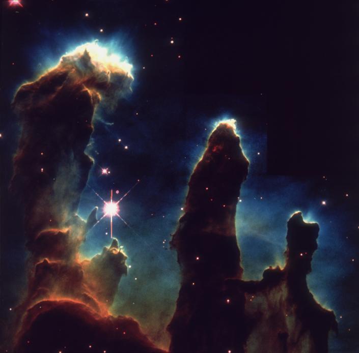 1. April 1995: Eine Aufnahme des Hubble-Weltraumteleskops von 1995 der Säulen der Schöpfung zeigt Gaswolken in M16, dem Adlernebel.  Diese Wasserstoff- und Staubwolken dienen als Inkubatoren für neue Sterne. 